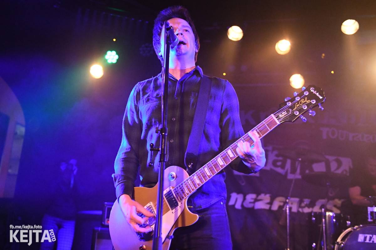 Punková nálada se linula klubem. Totální nasazení, The Fialky a Nežfaleš zakončili své turné