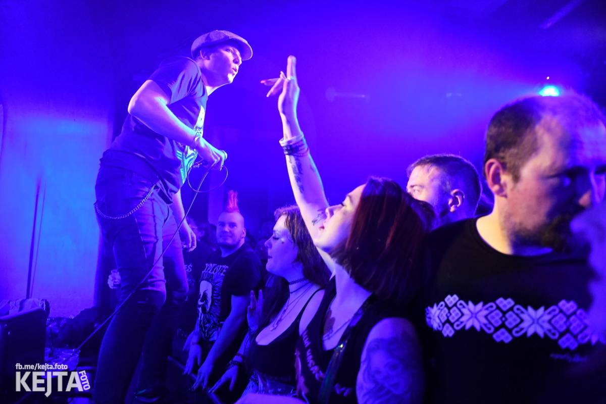 Punková nálada se linula klubem. Totální nasazení, The Fialky a Nežfaleš zakončili své turné