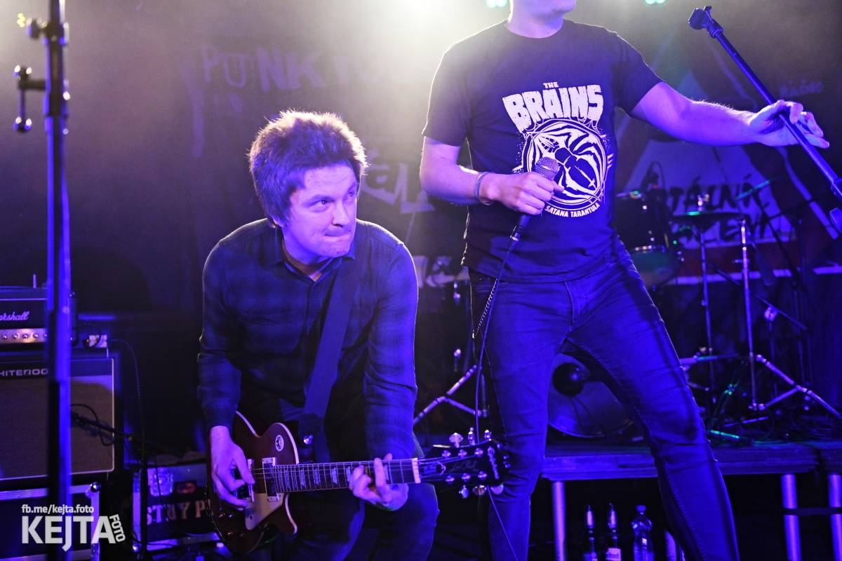 Punková nálada se linula klubem. Totální nasazení, The Fialky a Nežfaleš zakončili své turné