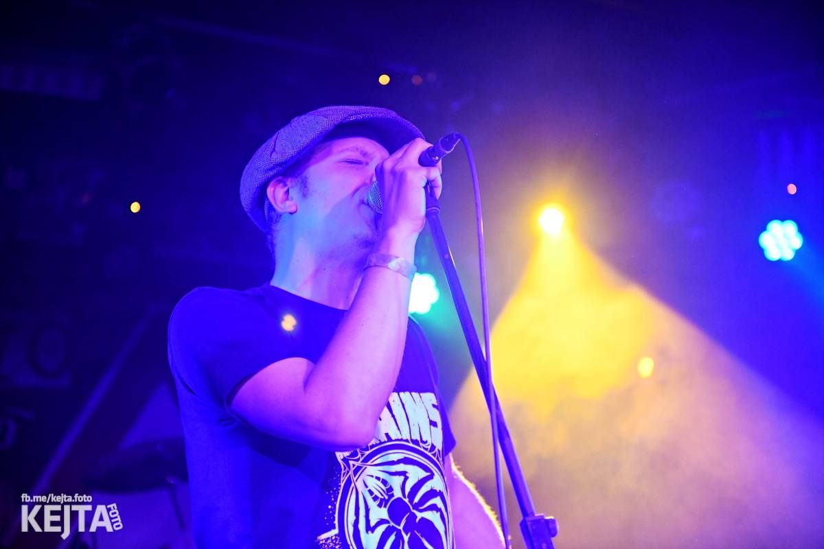 Punková nálada se linula klubem. Totální nasazení, The Fialky a Nežfaleš zakončili své turné