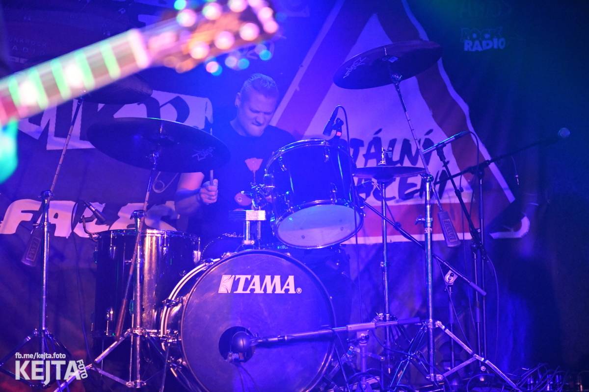 Punková nálada se linula klubem. Totální nasazení, The Fialky a Nežfaleš zakončili své turné