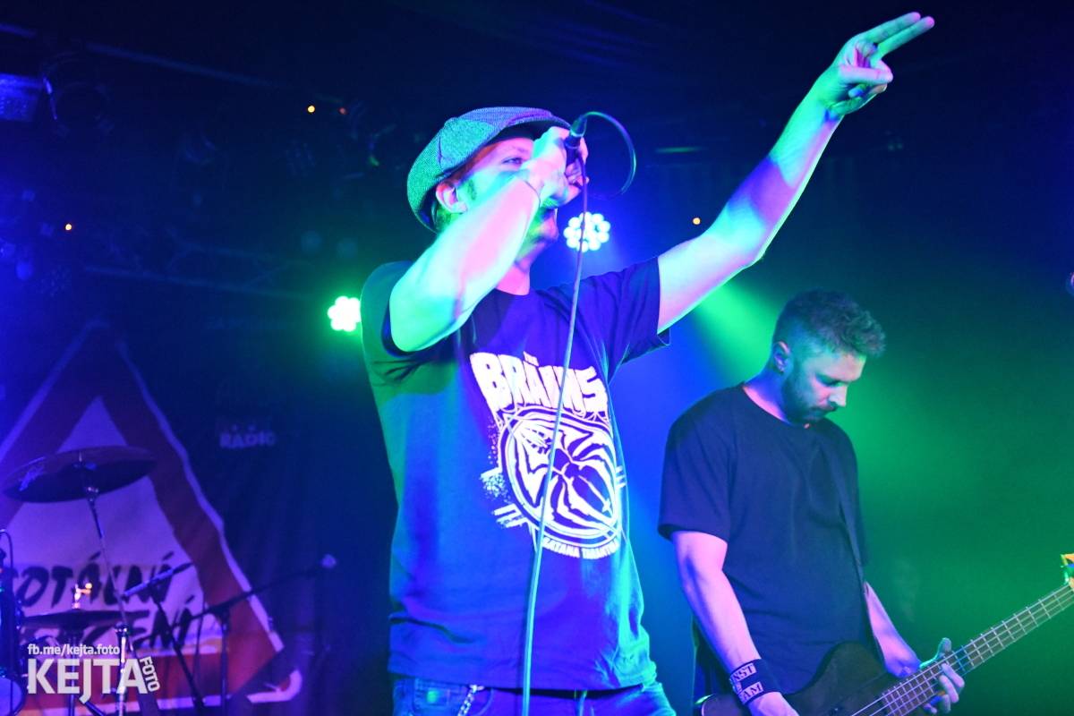 Punková nálada se linula klubem. Totální nasazení, The Fialky a Nežfaleš zakončili své turné