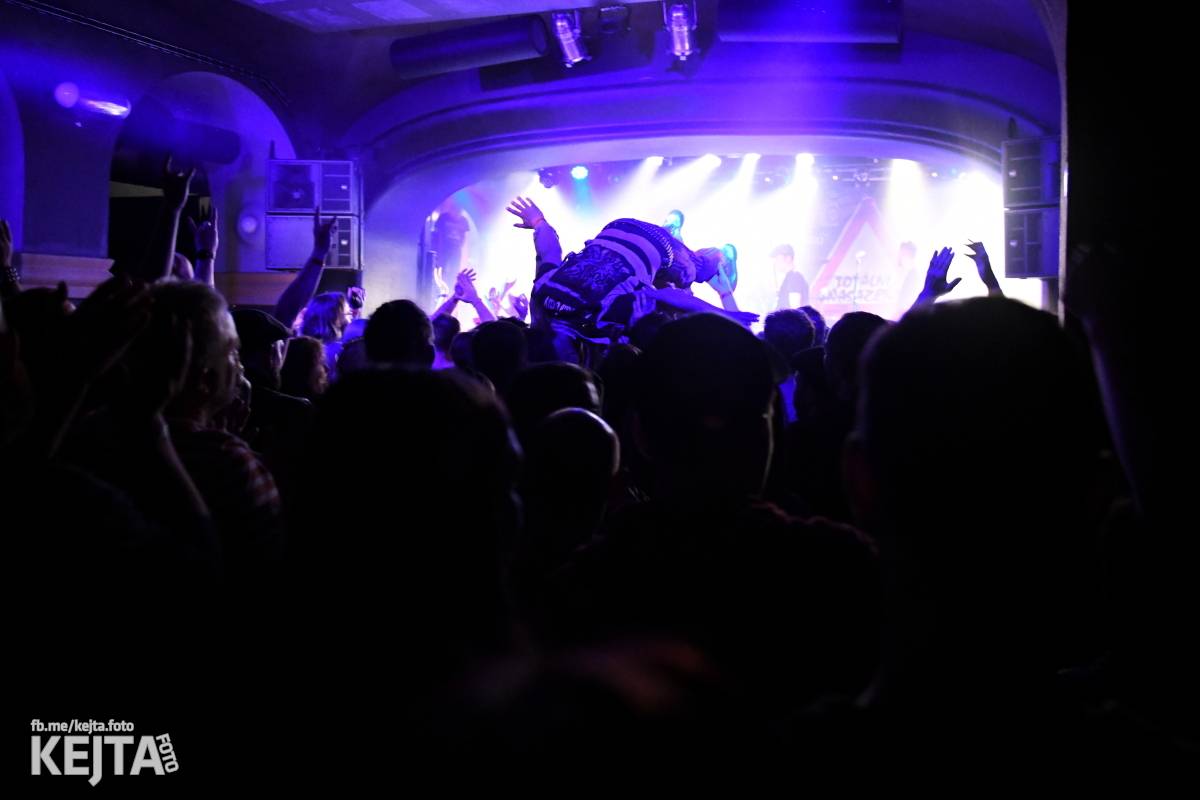 Punková nálada se linula klubem. Totální nasazení, The Fialky a Nežfaleš zakončili své turné