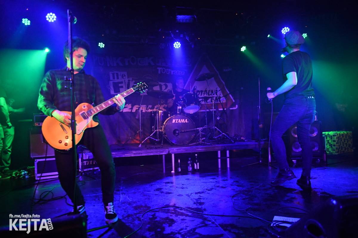 Punková nálada se linula klubem. Totální nasazení, The Fialky a Nežfaleš zakončili své turné