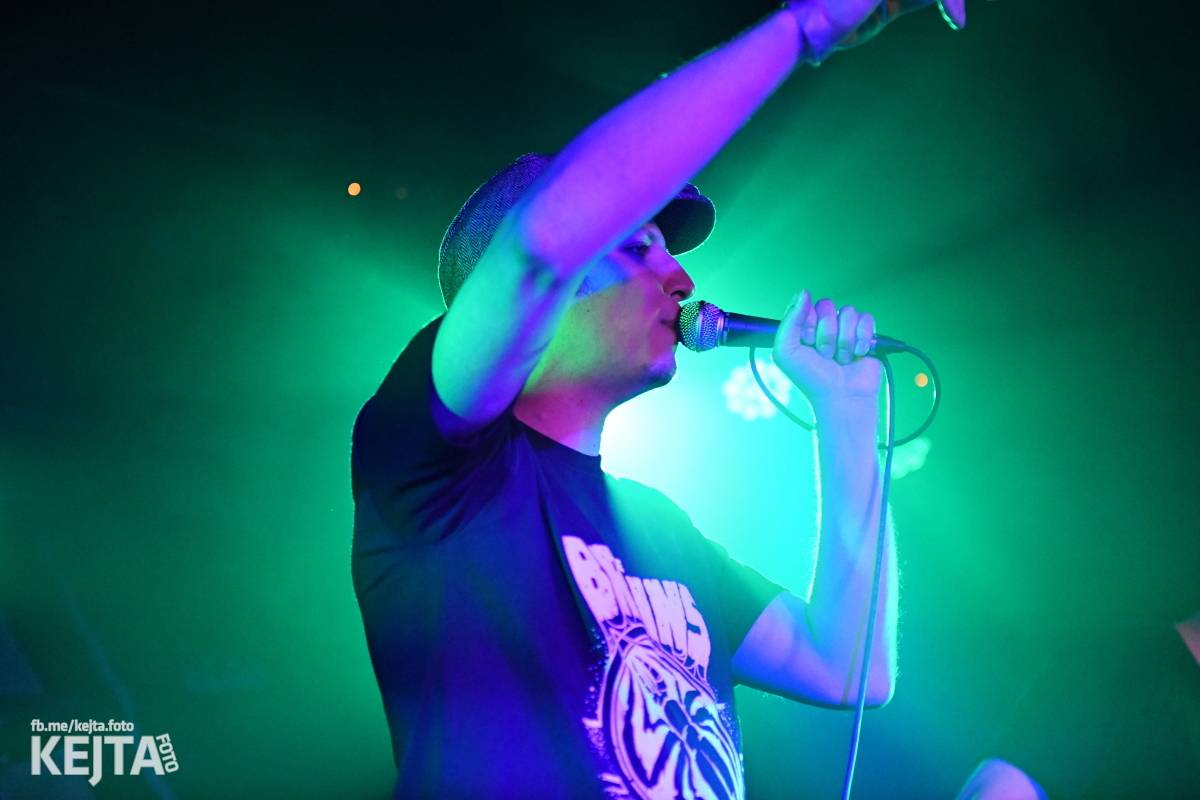 Punková nálada se linula klubem. Totální nasazení, The Fialky a Nežfaleš zakončili své turné