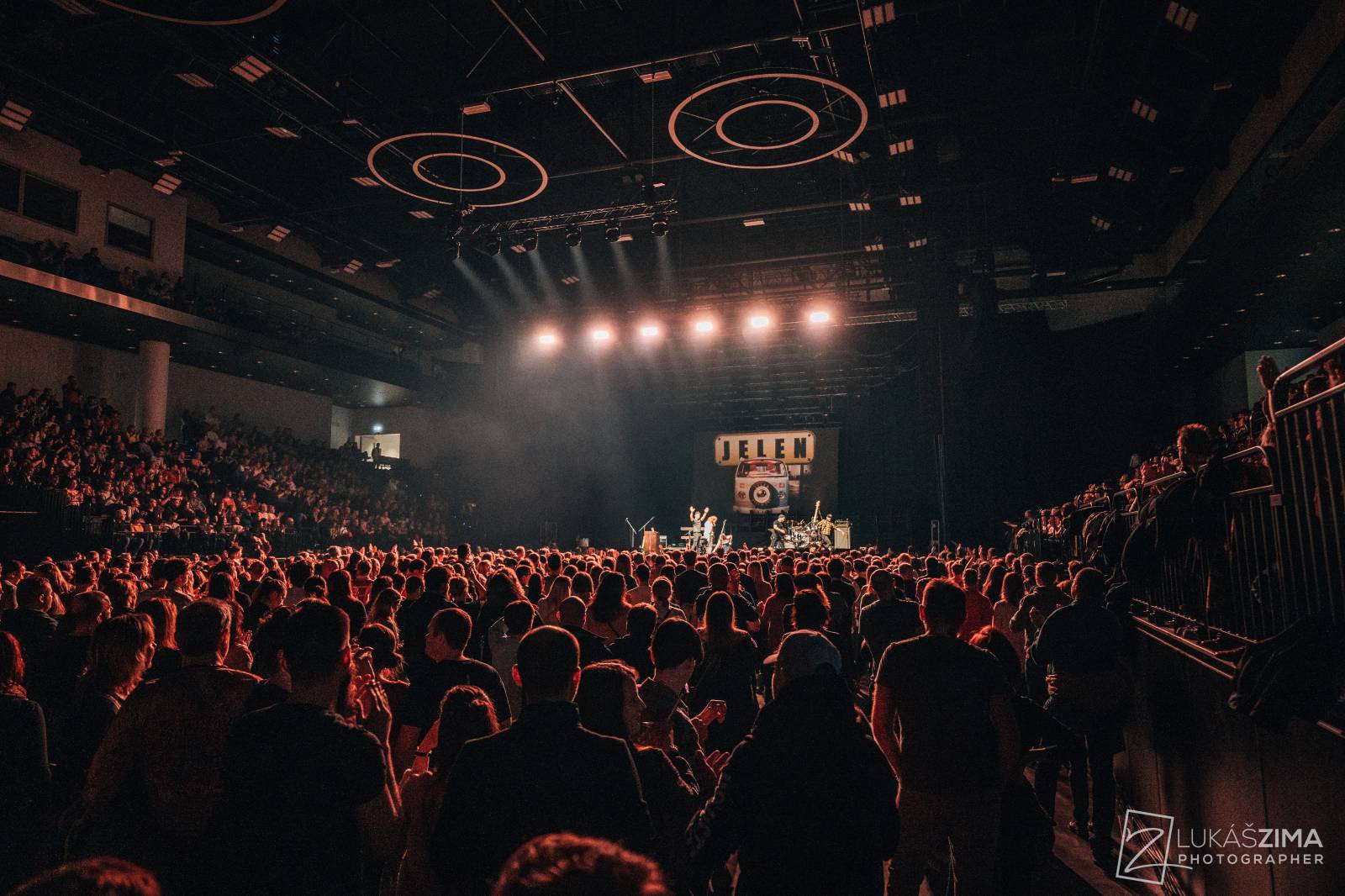 Ještě jednu noc. Kapela Jelen ovládla O2 universum, večer otevřela Kateřina Marie Tichá s Bandjeez