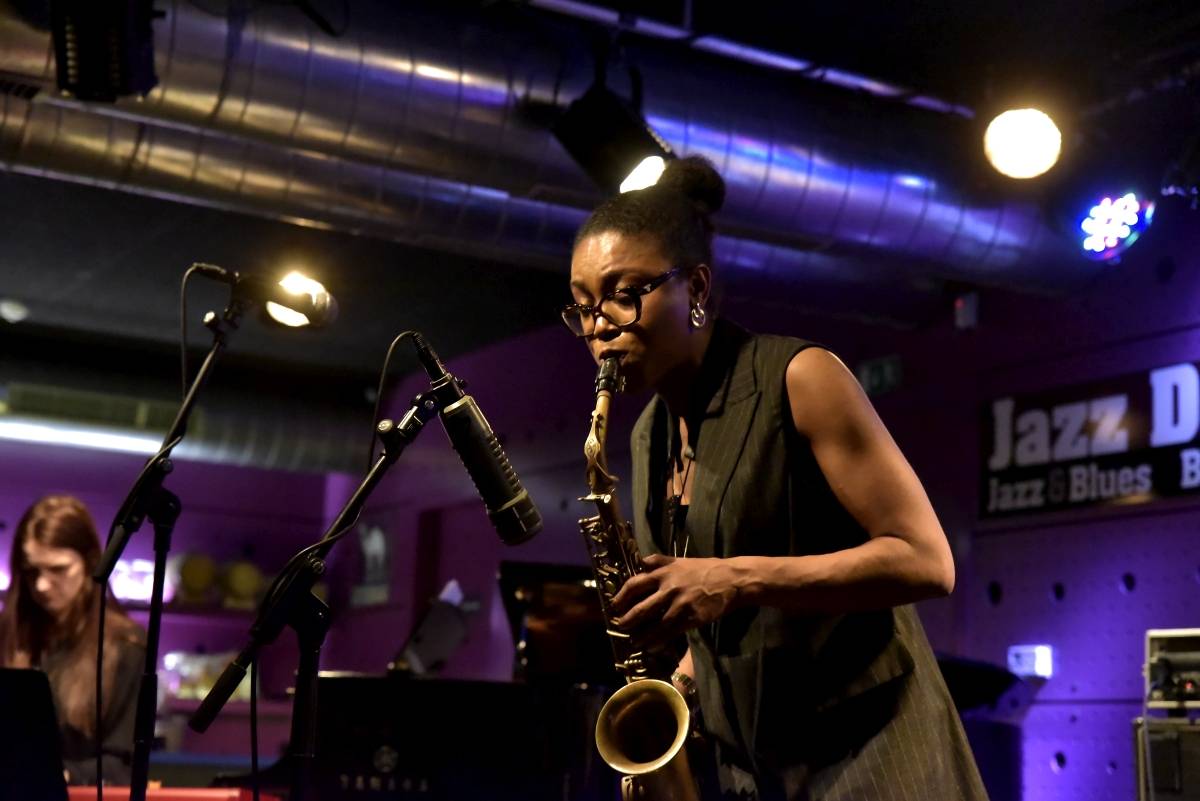Pražským Jazz Dockem zněl elitní britský jazz s afro-jamajskými kořeny Camille George