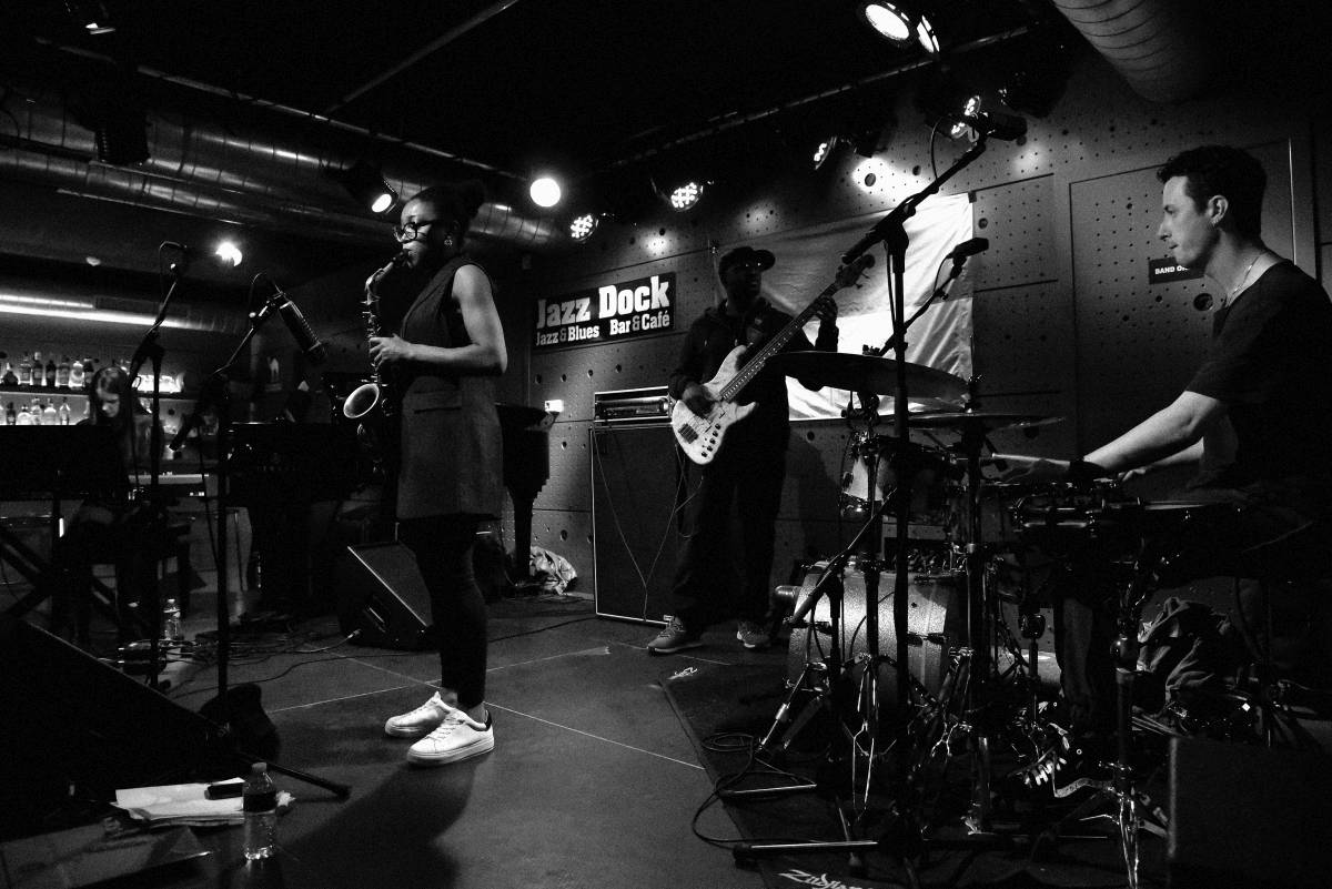 Pražským Jazz Dockem zněl elitní britský jazz s afro-jamajskými kořeny Camille George