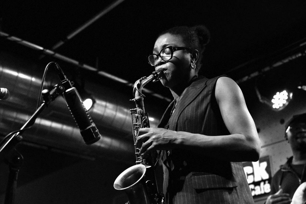 Pražským Jazz Dockem zněl elitní britský jazz s afro-jamajskými kořeny Camille George