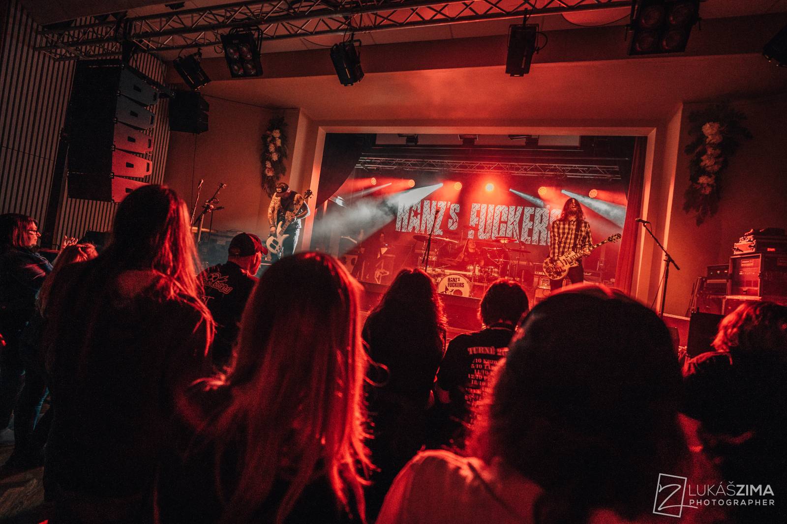 Harlej zaplnil kulturní dům v Čelákovicích, přes řev fanoušků nebylo slyšet vlastních myšlenek