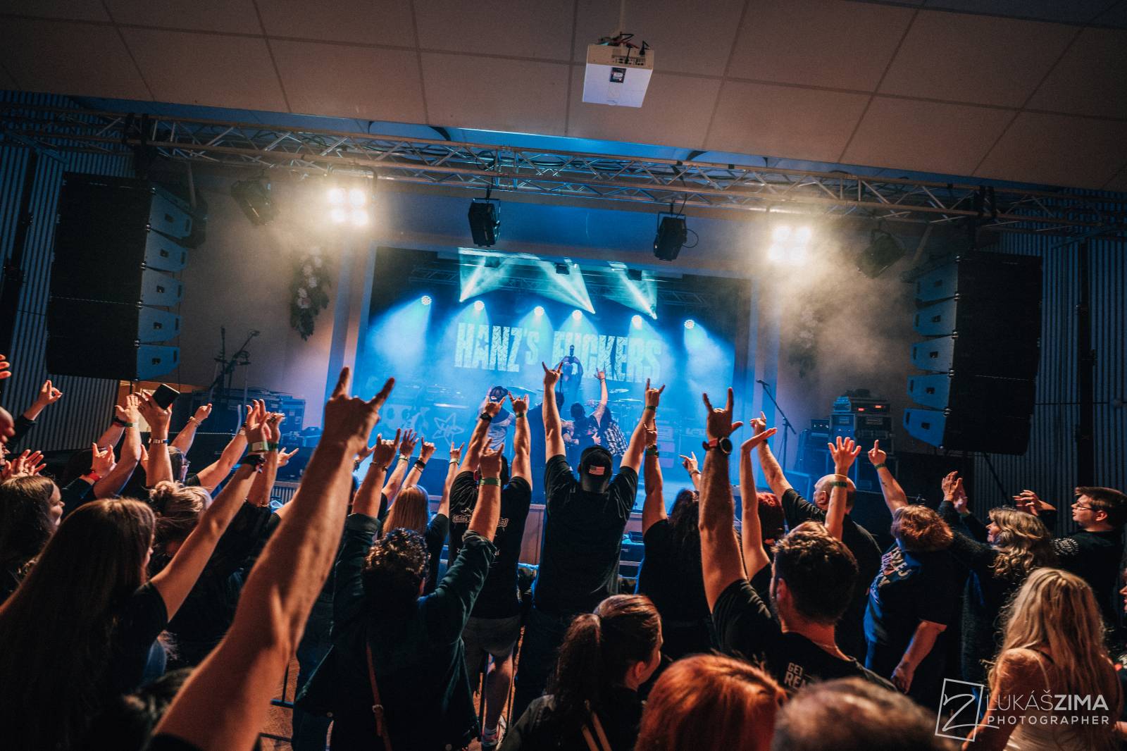 Harlej zaplnil kulturní dům v Čelákovicích, přes řev fanoušků nebylo slyšet vlastních myšlenek