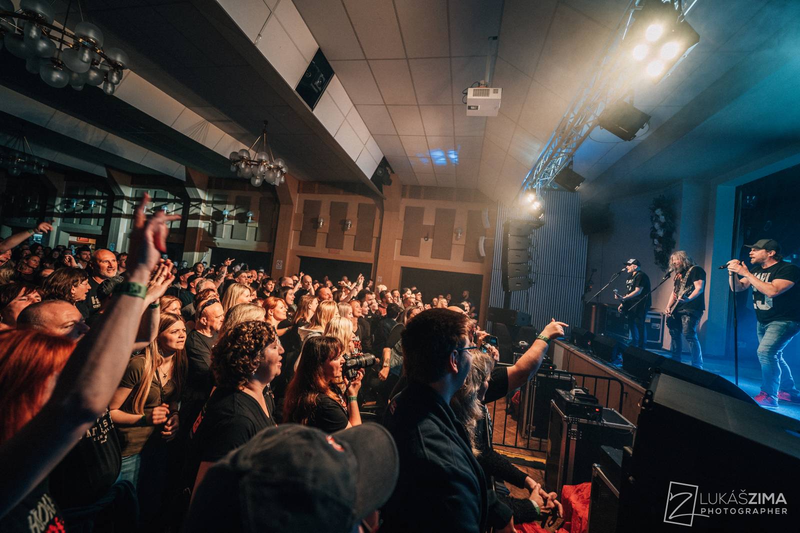 Harlej zaplnil kulturní dům v Čelákovicích, přes řev fanoušků nebylo slyšet vlastních myšlenek