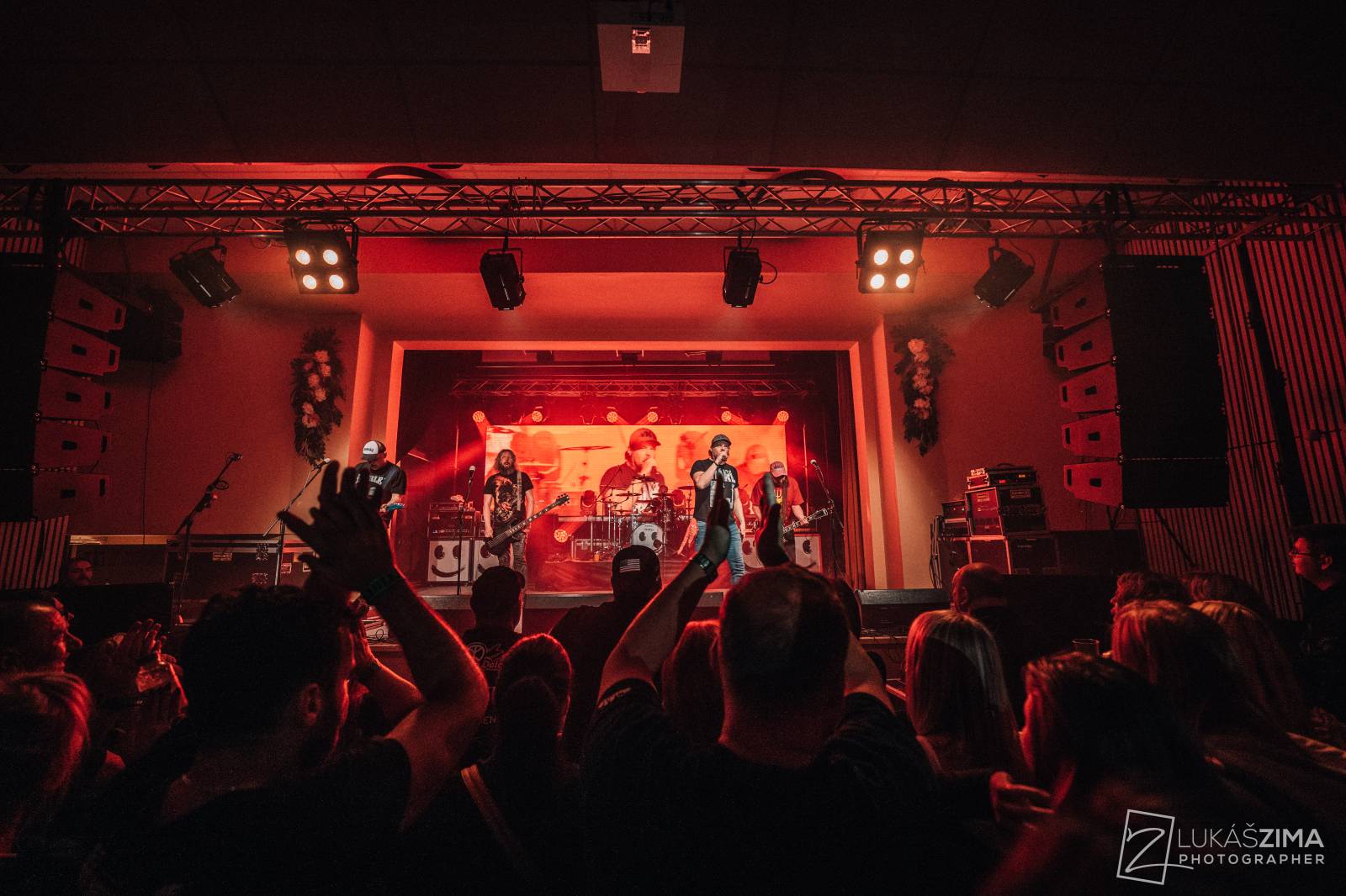 Harlej zaplnil kulturní dům v Čelákovicích, přes řev fanoušků nebylo slyšet vlastních myšlenek