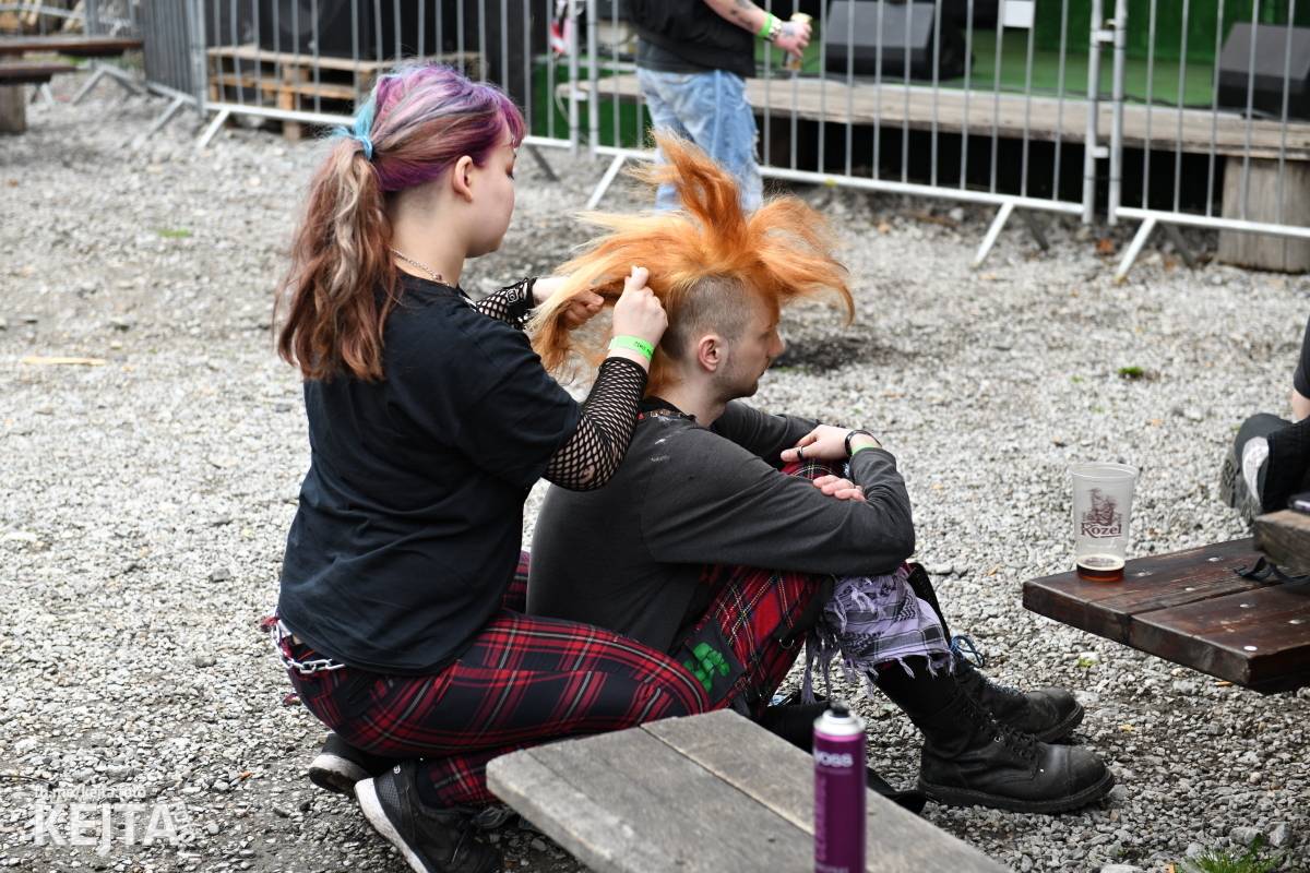 Přehlídka čír začala: V Modré Vopici zahráli Pořád stejně, Bez šance, Reckless a další