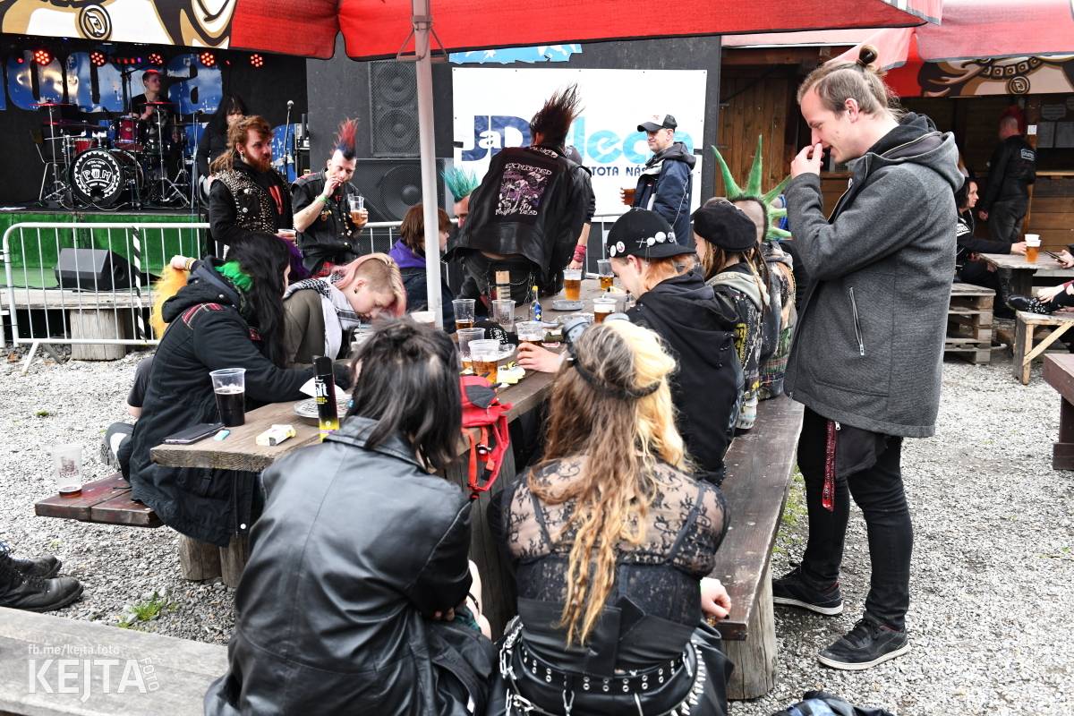 Přehlídka čír začala: V Modré Vopici zahráli Pořád stejně, Bez šance, Reckless a další