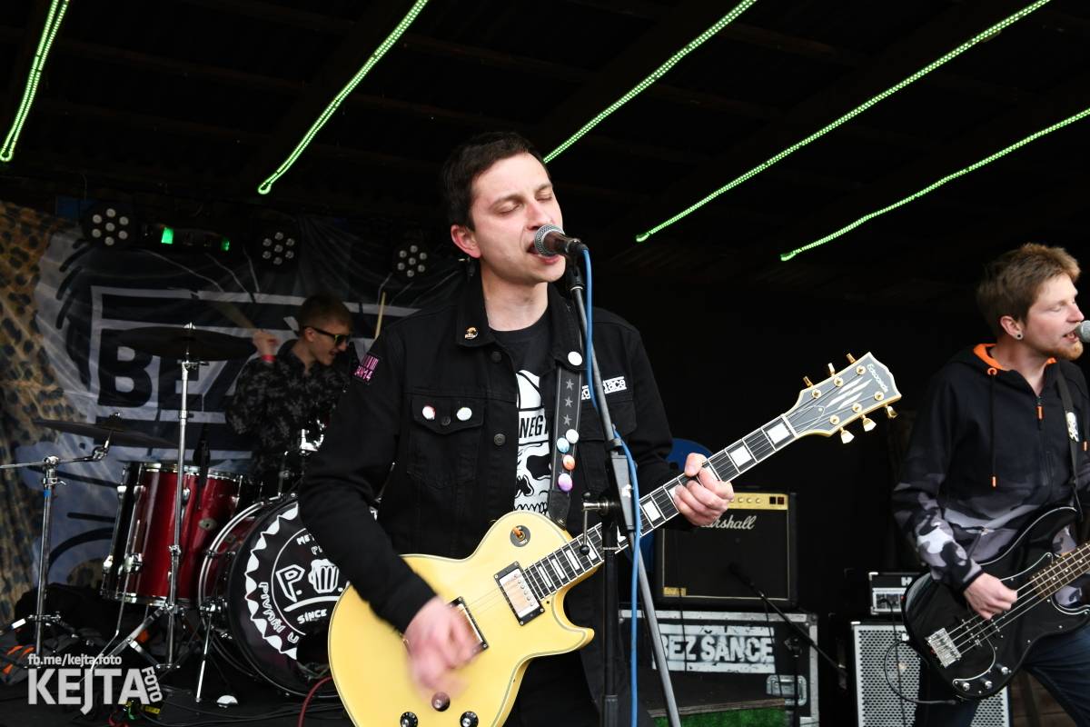 Přehlídka čír začala: V Modré Vopici zahráli Pořád stejně, Bez šance, Reckless a další