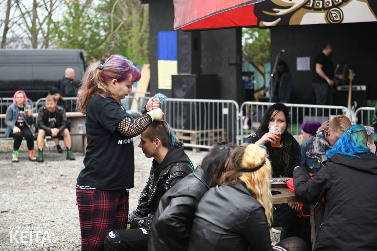 Přehlídka čír začala: V Modré Vopici zahráli Pořád stejně, Bez šance, Reckless a další