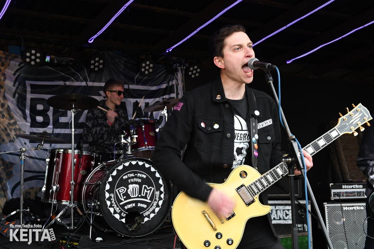 Přehlídka čír začala: V Modré Vopici zahráli Pořád stejně, Bez šance, Reckless a další