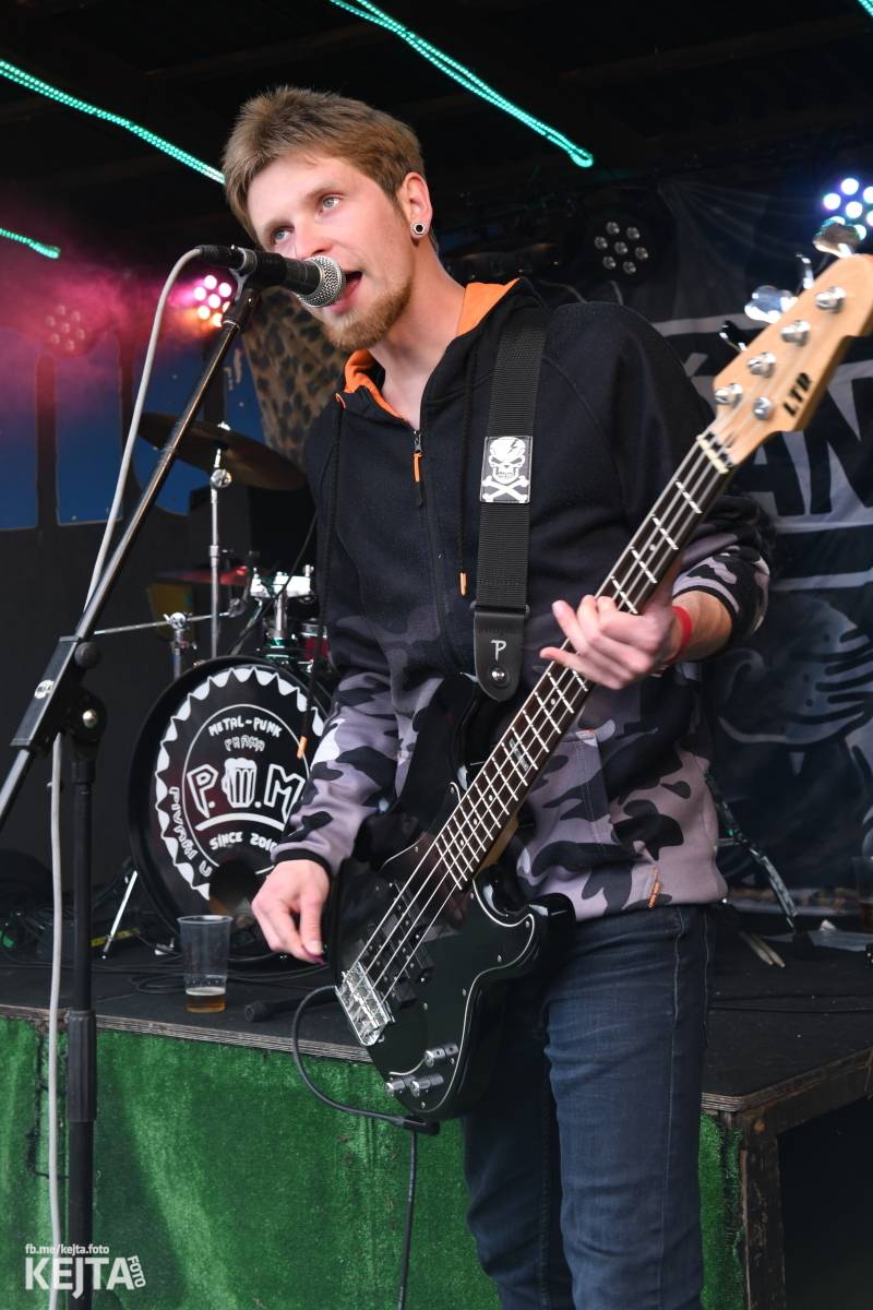 Přehlídka čír začala: V Modré Vopici zahráli Pořád stejně, Bez šance, Reckless a další