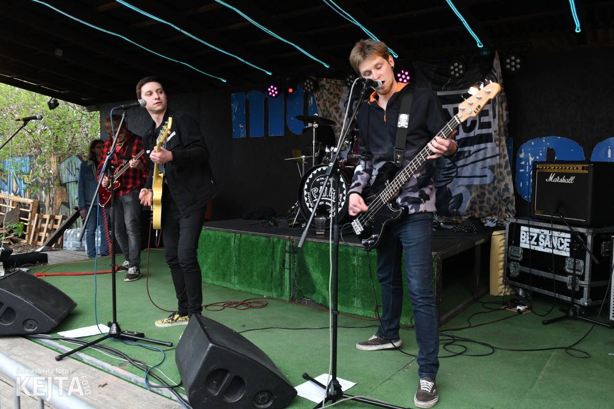 Přehlídka čír začala: V Modré Vopici zahráli Pořád stejně, Bez šance, Reckless a další