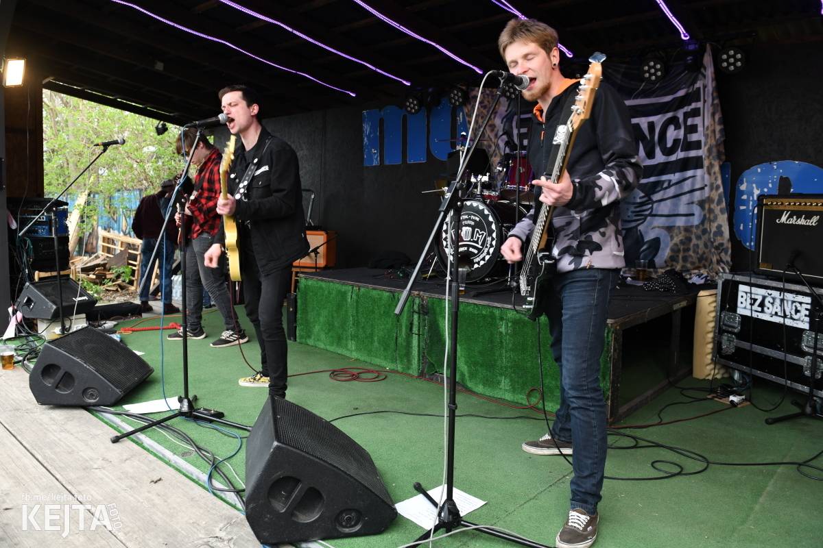 Přehlídka čír začala: V Modré Vopici zahráli Pořád stejně, Bez šance, Reckless a další