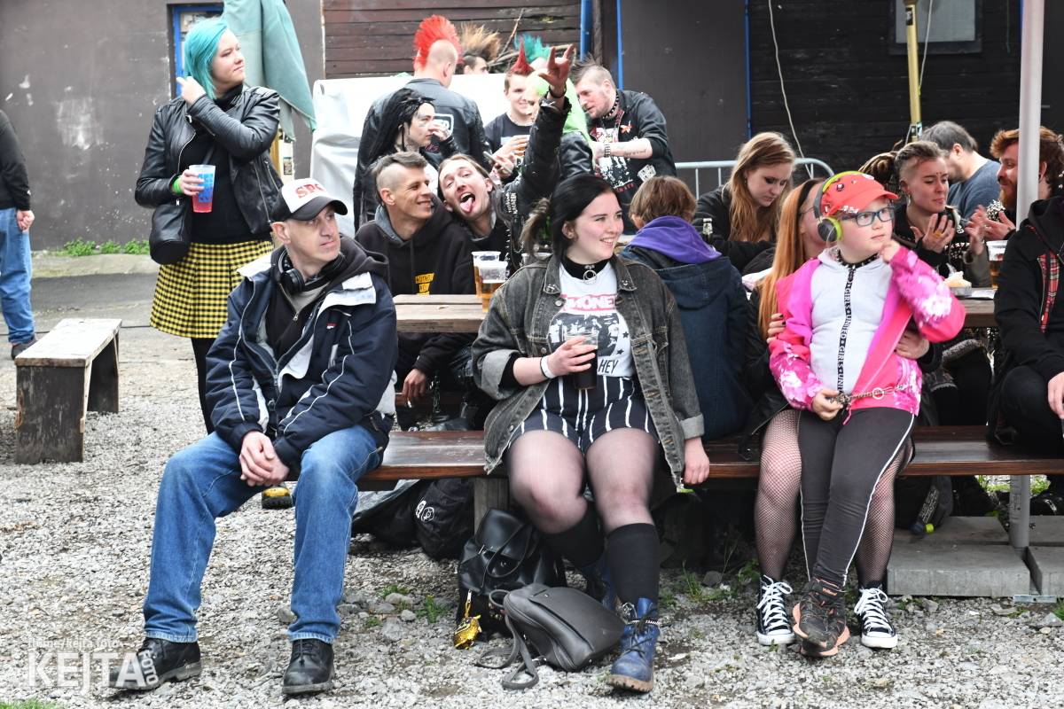 Přehlídka čír začala: V Modré Vopici zahráli Pořád stejně, Bez šance, Reckless a další