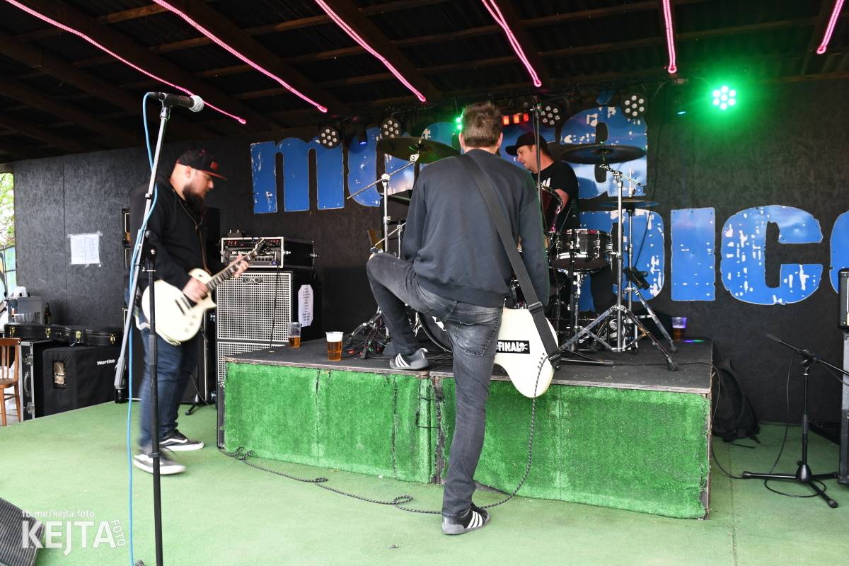 Přehlídka čír začala: V Modré Vopici zahráli Pořád stejně, Bez šance, Reckless a další