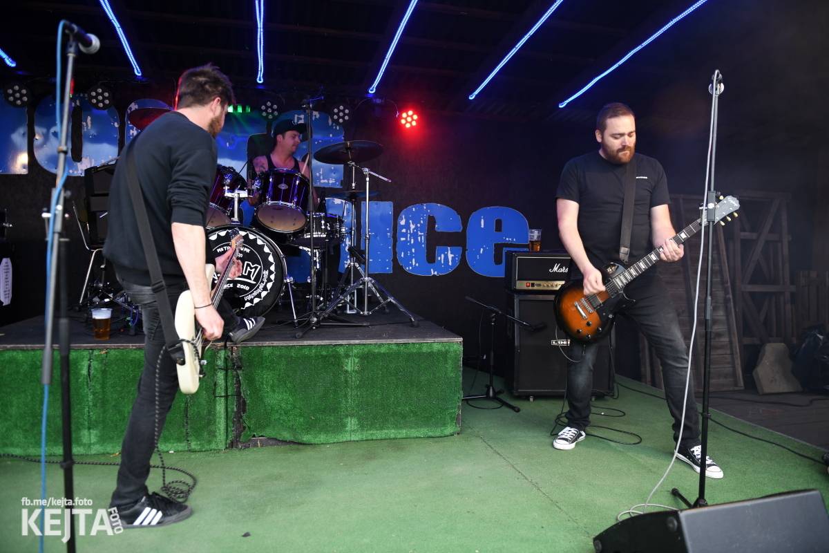 Přehlídka čír začala: V Modré Vopici zahráli Pořád stejně, Bez šance, Reckless a další