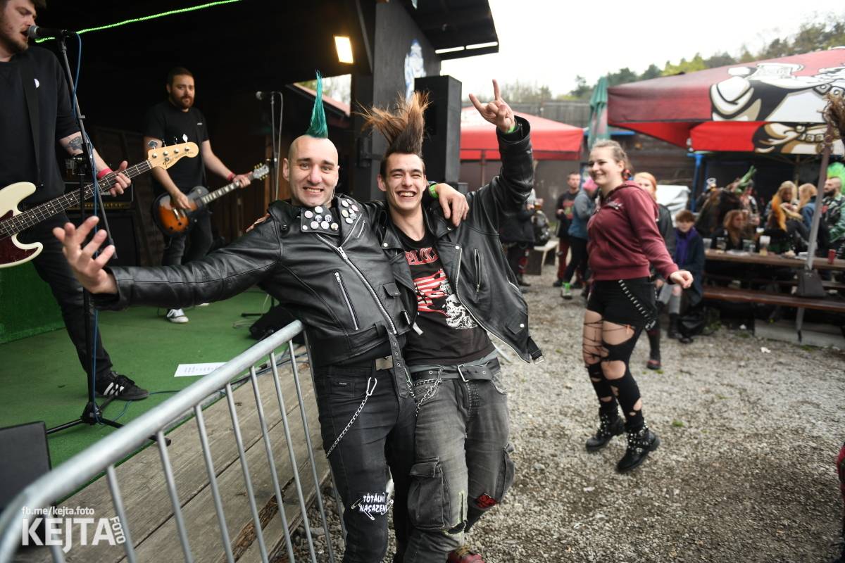 Přehlídka čír začala: V Modré Vopici zahráli Pořád stejně, Bez šance, Reckless a další