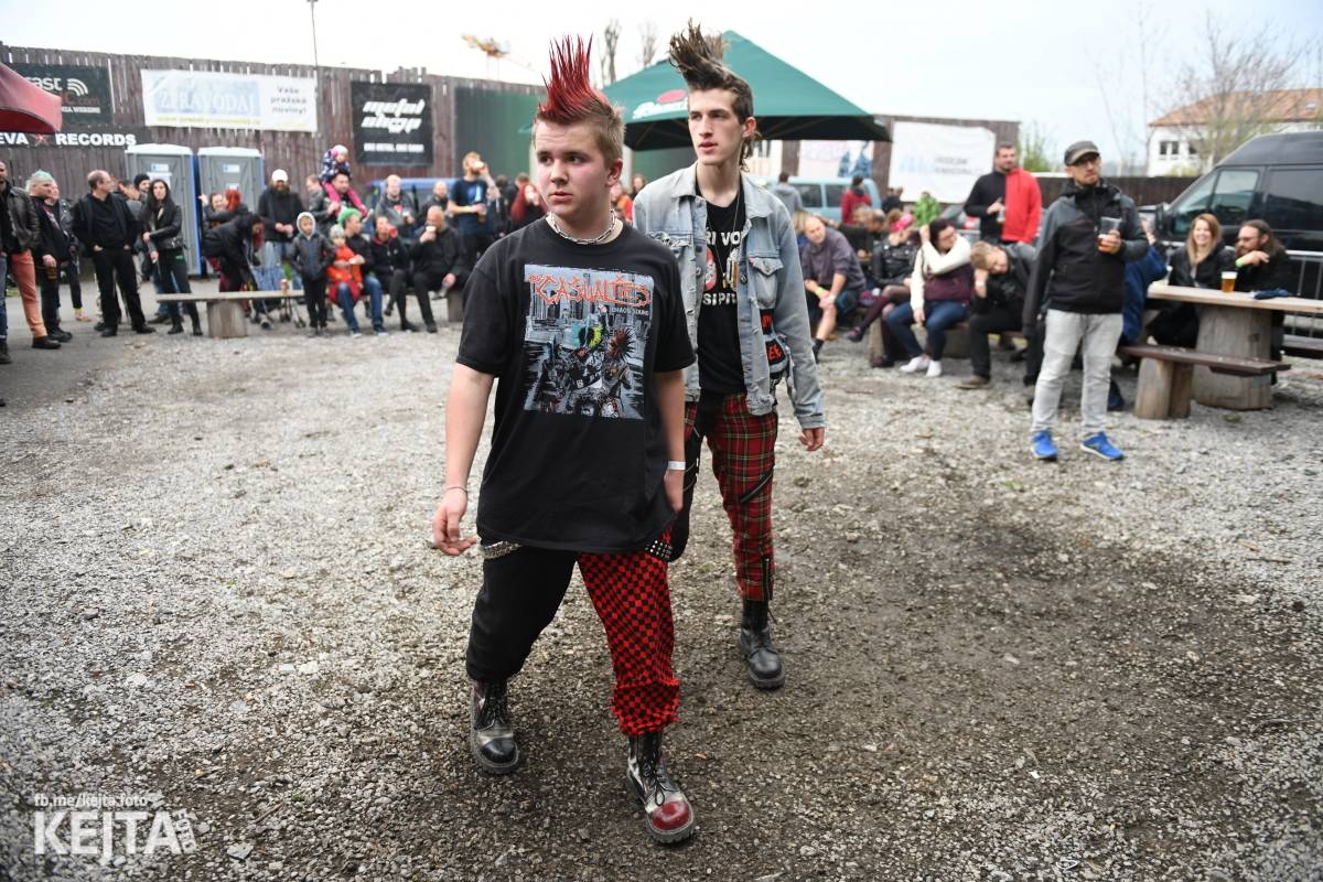 Přehlídka čír začala: V Modré Vopici zahráli Pořád stejně, Bez šance, Reckless a další