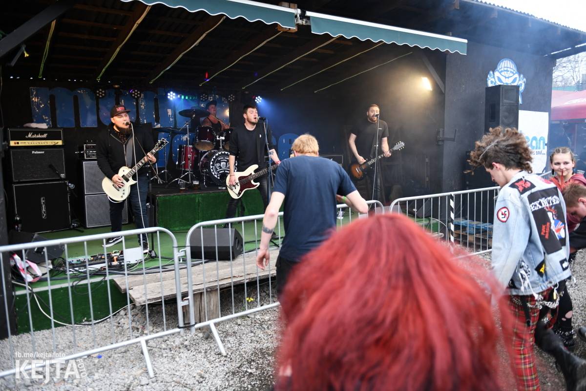 Přehlídka čír začala: V Modré Vopici zahráli Pořád stejně, Bez šance, Reckless a další