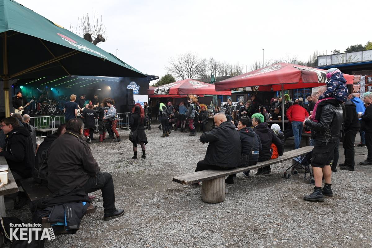 Přehlídka čír začala: V Modré Vopici zahráli Pořád stejně, Bez šance, Reckless a další