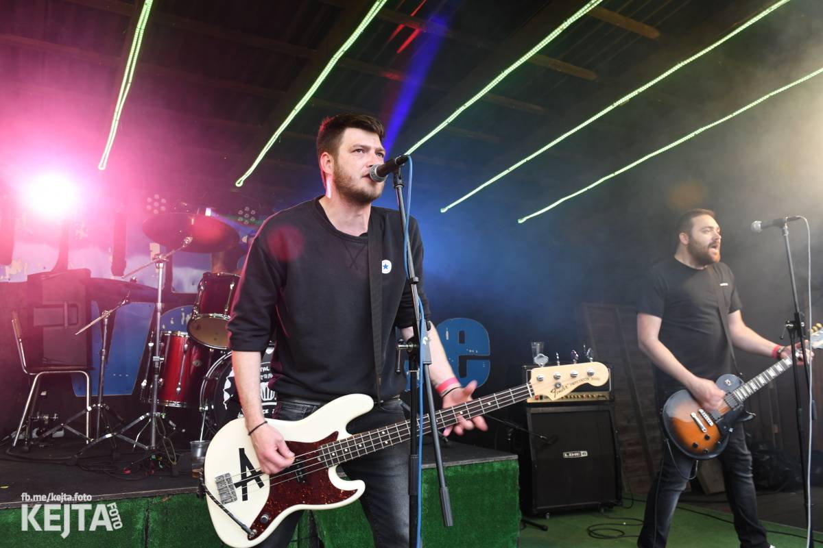 Přehlídka čír začala: V Modré Vopici zahráli Pořád stejně, Bez šance, Reckless a další