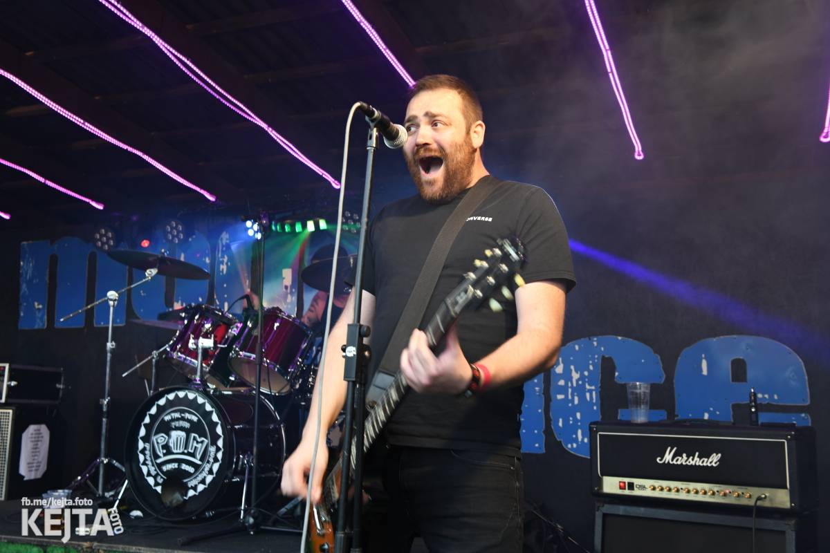 Přehlídka čír začala: V Modré Vopici zahráli Pořád stejně, Bez šance, Reckless a další