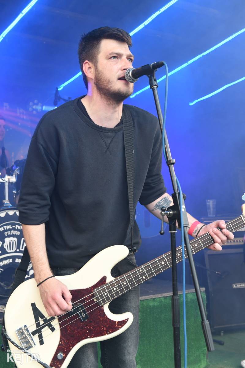 Přehlídka čír začala: V Modré Vopici zahráli Pořád stejně, Bez šance, Reckless a další