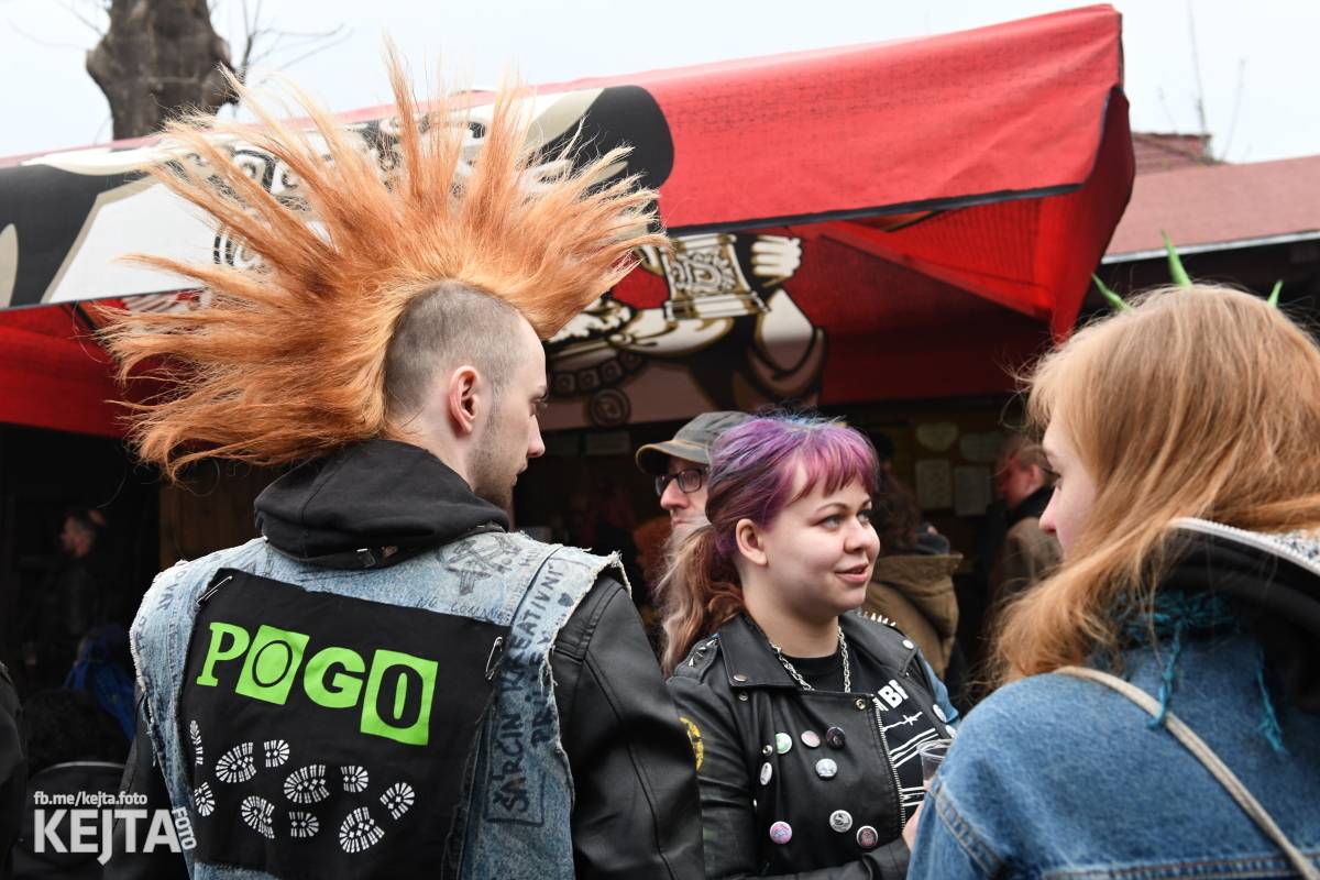 Přehlídka čír začala: V Modré Vopici zahráli Pořád stejně, Bez šance, Reckless a další