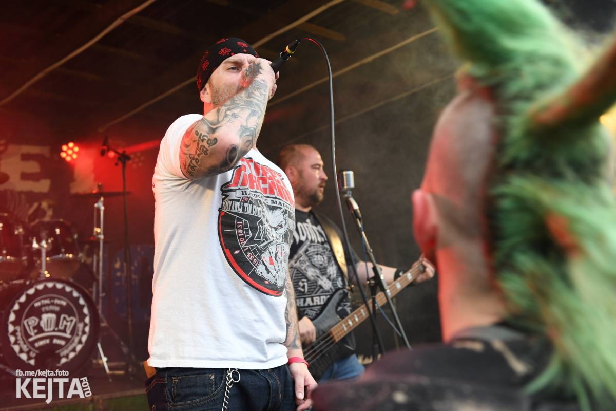 Přehlídka čír začala: V Modré Vopici zahráli Pořád stejně, Bez šance, Reckless a další