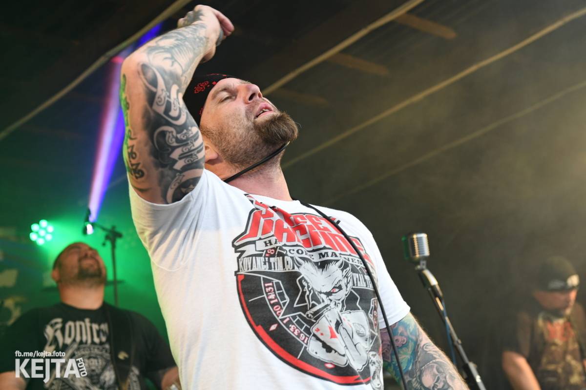 Přehlídka čír začala: V Modré Vopici zahráli Pořád stejně, Bez šance, Reckless a další