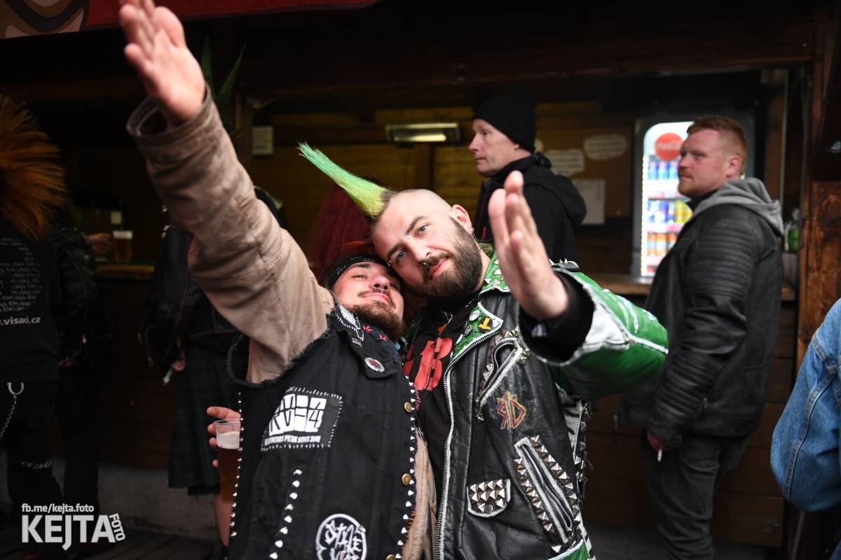 Přehlídka čír začala: V Modré Vopici zahráli Pořád stejně, Bez šance, Reckless a další