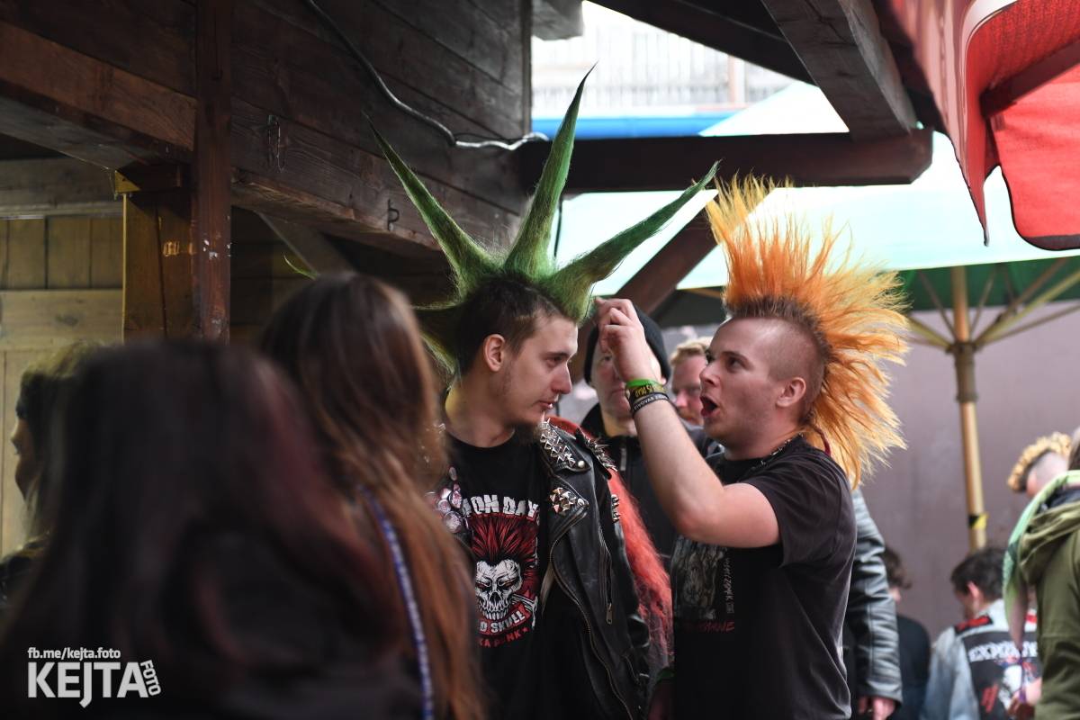 Přehlídka čír začala: V Modré Vopici zahráli Pořád stejně, Bez šance, Reckless a další