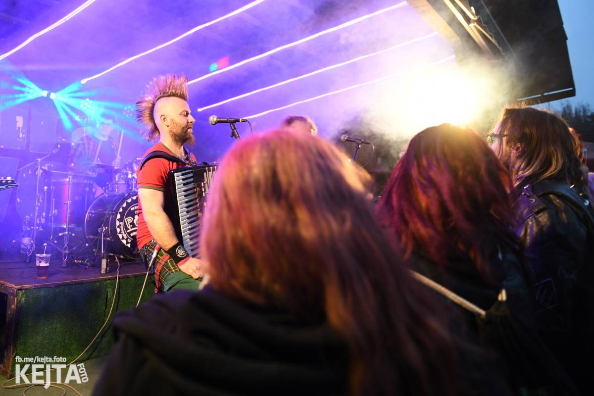 Přehlídka čír začala: V Modré Vopici zahráli Pořád stejně, Bez šance, Reckless a další