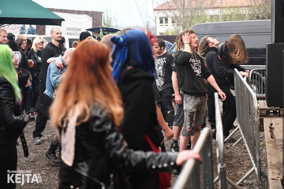 Přehlídka čír začala: V Modré Vopici zahráli Pořád stejně, Bez šance, Reckless a další