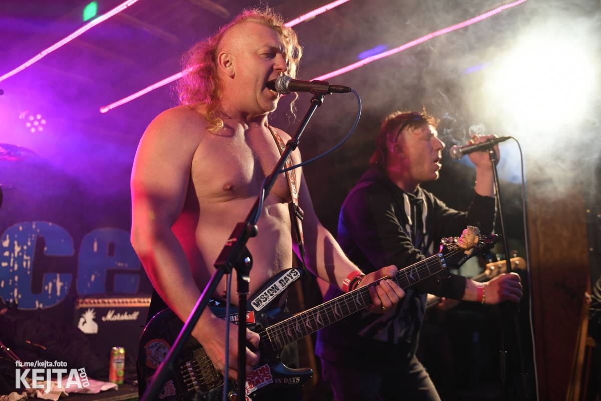 Přehlídka čír začala: V Modré Vopici zahráli Pořád stejně, Bez šance, Reckless a další