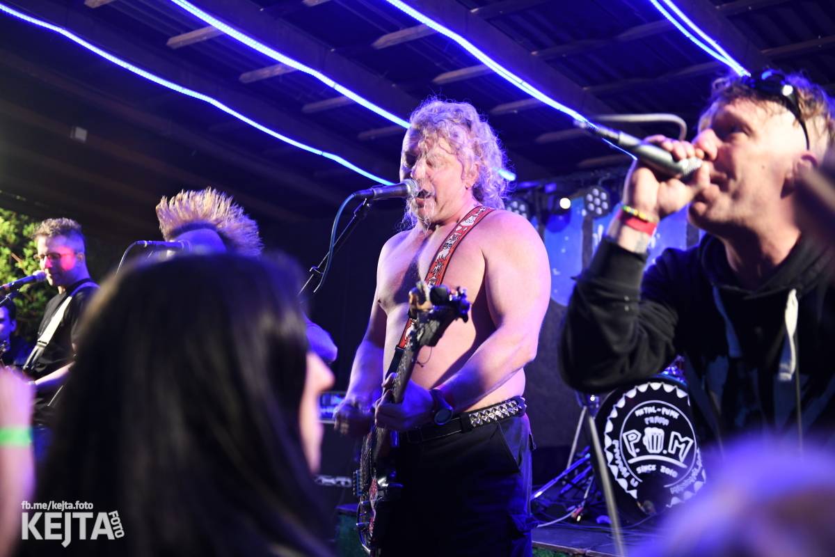 Přehlídka čír začala: V Modré Vopici zahráli Pořád stejně, Bez šance, Reckless a další