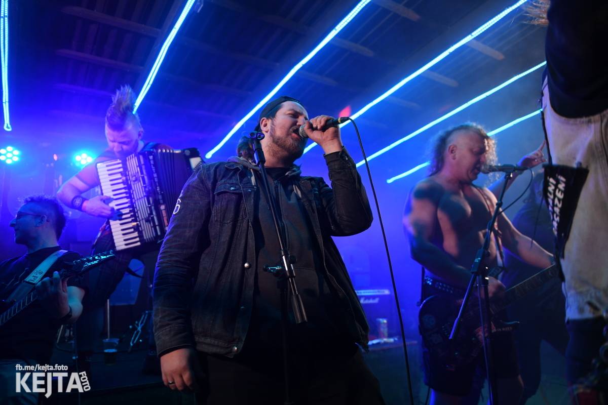 Přehlídka čír začala: V Modré Vopici zahráli Pořád stejně, Bez šance, Reckless a další