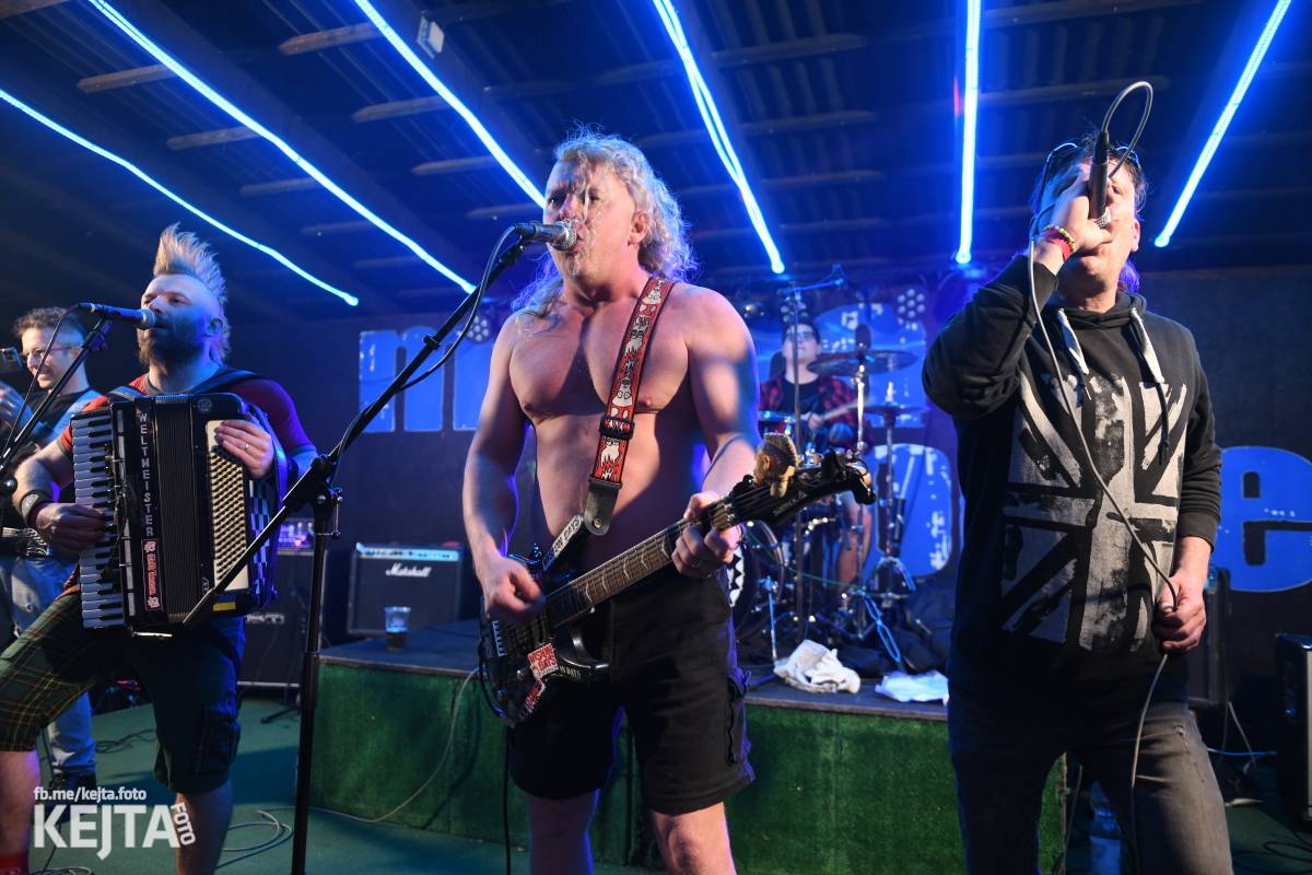 Přehlídka čír začala: V Modré Vopici zahráli Pořád stejně, Bez šance, Reckless a další