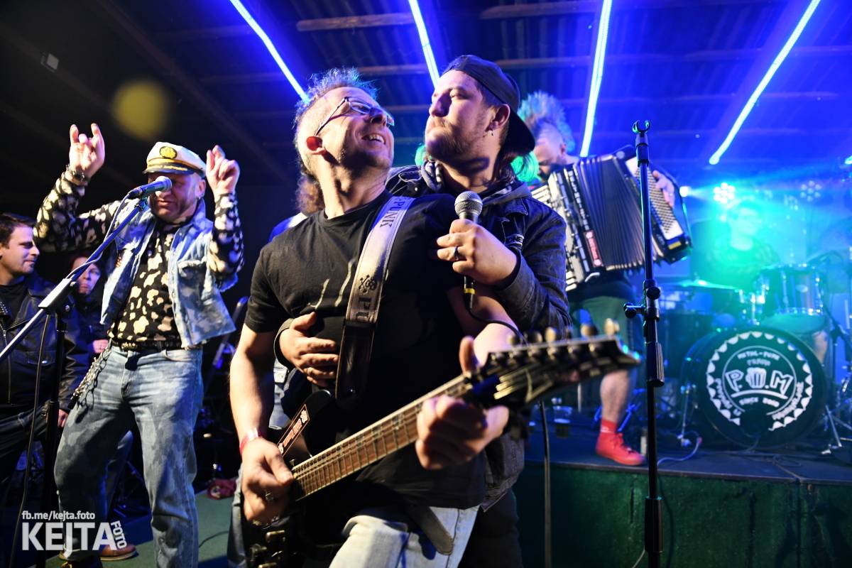 Přehlídka čír začala: V Modré Vopici zahráli Pořád stejně, Bez šance, Reckless a další