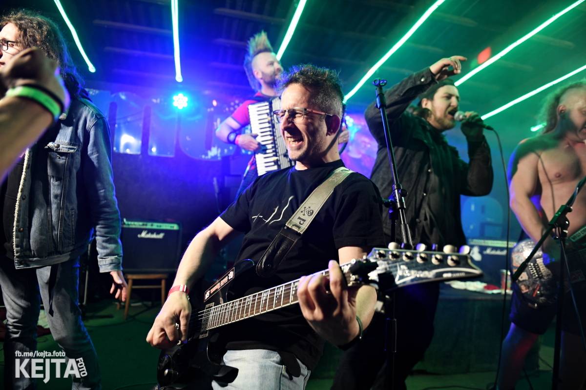 Přehlídka čír začala: V Modré Vopici zahráli Pořád stejně, Bez šance, Reckless a další