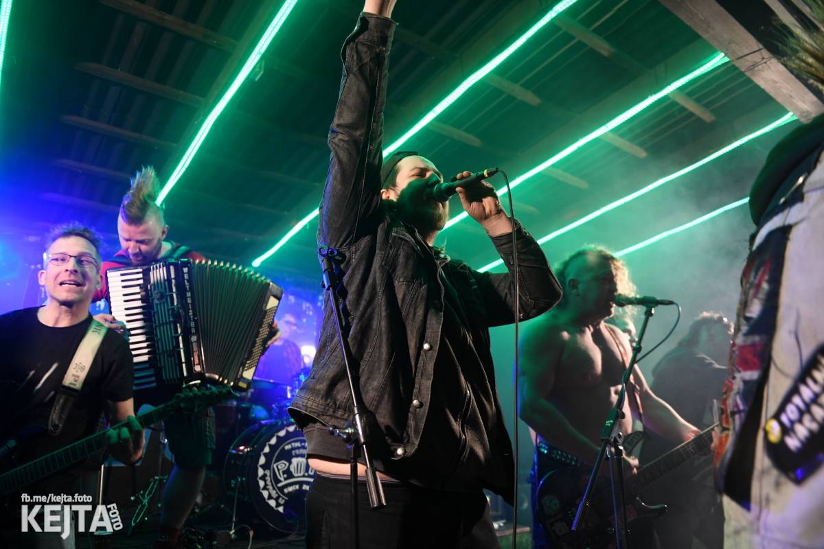 Přehlídka čír začala: V Modré Vopici zahráli Pořád stejně, Bez šance, Reckless a další