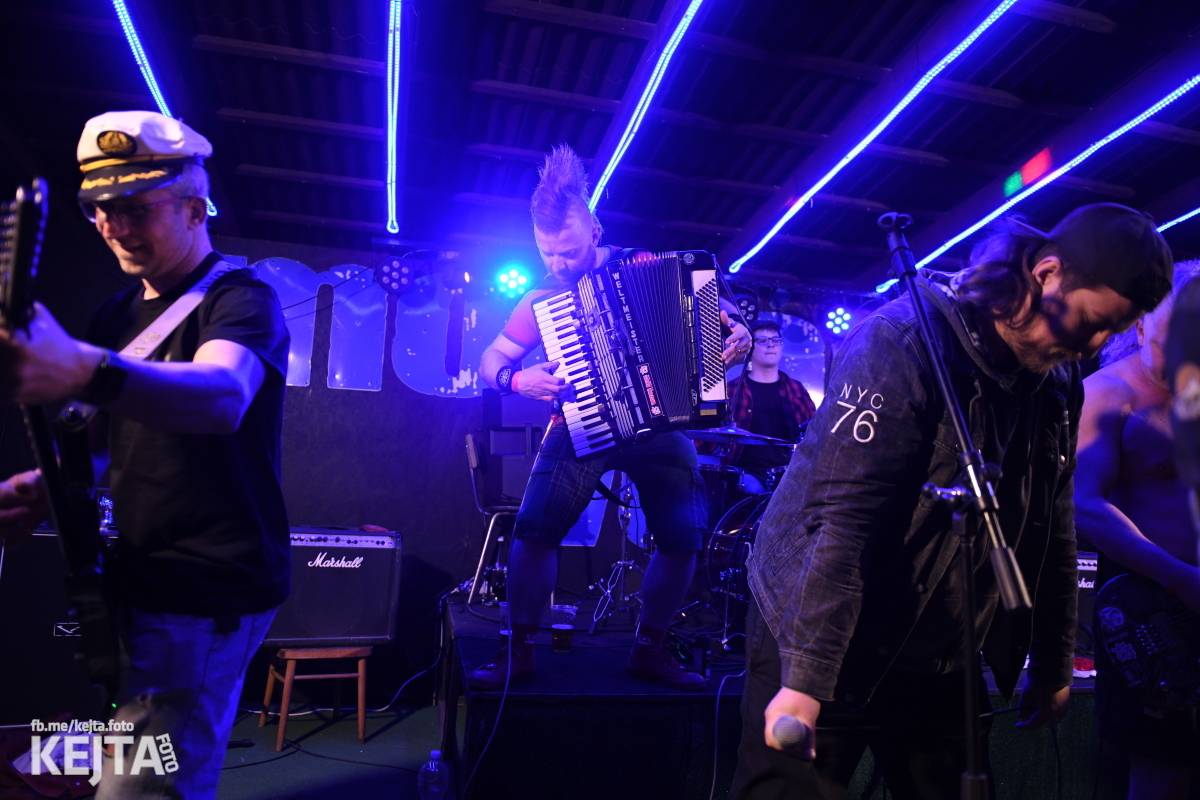 Přehlídka čír začala: V Modré Vopici zahráli Pořád stejně, Bez šance, Reckless a další